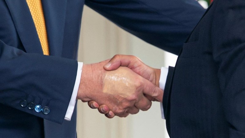 FILE PHOTO: Make-up partially covers the back of the right hand of U.S. President Donald Trump as he speaks to members of the media upon his arrival from Pennsylvania, at Joint Base Andrews, Maryland, U.S., July 15, 2025. In a July 17, 2025 press briefing, U.S. Press Secretary Karoline Leavitt read a statement from his doctor that President Trump has a chronic venous insufficiency