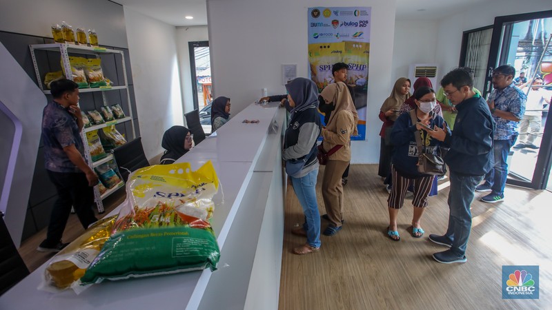 Warga membeli beras program Stabilisasi Pasokan dan Harga Pangan (SPHP) saat kegiatan Gerakan Pangan Murah di Kantor Pos Fatmawati, Jakarta, Jumat (18/7/2025).  (CNBC Indonesia/Faisal Rahman)
