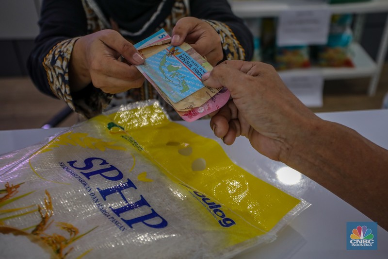 Warga membeli beras program Stabilisasi Pasokan dan Harga Pangan (SPHP) saat kegiatan Gerakan Pangan Murah di Kantor Pos Fatmawati, Jakarta, Jumat (18/7/2025). (CNBC Indonesia/Faisal Rahman) Warga membeli beras program Stabilisasi Pasokan dan Harga Pangan (SPHP) saat kegiatan Gerakan Pangan Murah di Kantor Pos Fatmawati, Jakarta, Jumat (18/7/2025). (CNBC Indonesia/Faisal Rahman)
