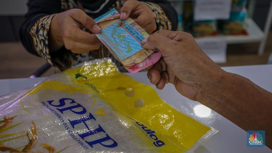 Warga membeli beras program Stabilisasi Pasokan dan Harga Pangan (SPHP) saat kegiatan Gerakan Pangan Murah di Kantor Pos Fatmawati, Jakarta, Jumat (18/7/2025). (CNBC Indonesia/Faisal Rahman) Warga membeli beras program Stabilisasi Pasokan dan Harga Pangan (SPHP) saat kegiatan Gerakan Pangan Murah di Kantor Pos Fatmawati, Jakarta, Jumat (18/7/2025). (CNBC Indonesia/Faisal Rahman)