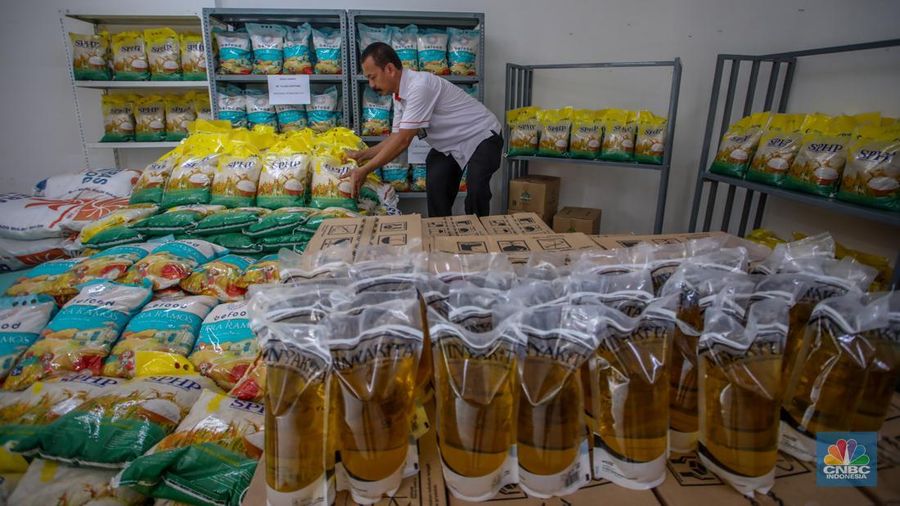 Warga membeli beras program Stabilisasi Pasokan dan Harga Pangan (SPHP) saat kegiatan Gerakan Pangan Murah di Kantor Pos Fatmawati, Jakarta, Jumat (18/7/2025). (CNBC Indonesia/Faisal Rahman) Warga membeli beras program Stabilisasi Pasokan dan Harga Pangan (SPHP) saat kegiatan Gerakan Pangan Murah di Kantor Pos Fatmawati, Jakarta, Jumat (18/7/2025). (CNBC Indonesia/Faisal Rahman)
