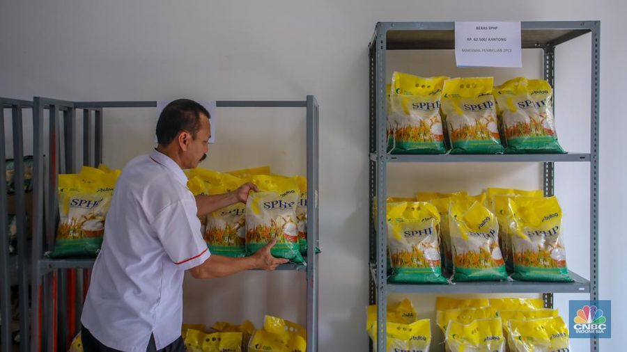 Warga membeli beras program Stabilisasi Pasokan dan Harga Pangan (SPHP) saat kegiatan Gerakan Pangan Murah di Kantor Pos Fatmawati, Jakarta, Jumat (18/7/2025). (CNBC Indonesia/Faisal Rahman) Warga membeli beras program Stabilisasi Pasokan dan Harga Pangan (SPHP) saat kegiatan Gerakan Pangan Murah di Kantor Pos Fatmawati, Jakarta, Jumat (18/7/2025). (CNBC Indonesia/Faisal Rahman)