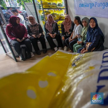 Penampakan Warga Jakarta Antre Beli Beras SPHP, Pembelian Dibatasi