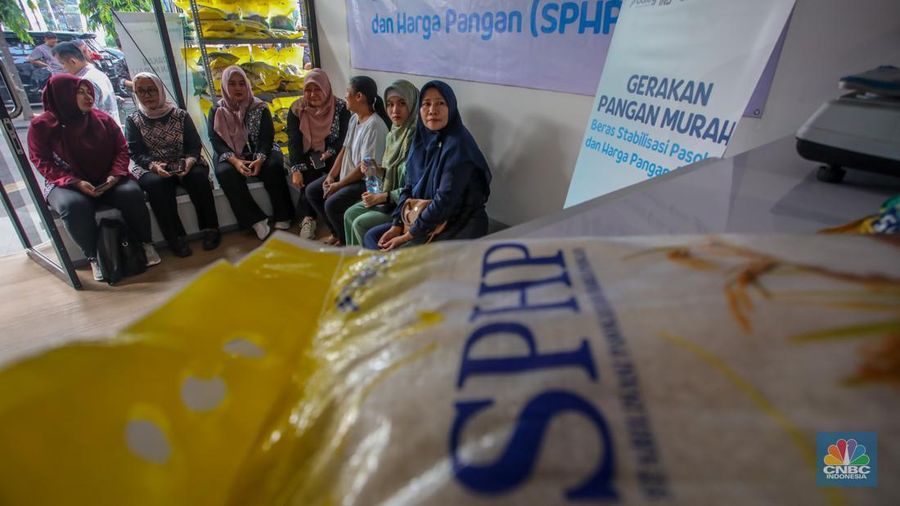 Warga membeli beras program Stabilisasi Pasokan dan Harga Pangan (SPHP) saat kegiatan Gerakan Pangan Murah di Kantor Pos Fatmawati, Jakarta, Jumat (18/7/2025). (CNBC Indonesia/Faisal Rahman) Warga membeli beras program Stabilisasi Pasokan dan Harga Pangan (SPHP) saat kegiatan Gerakan Pangan Murah di Kantor Pos Fatmawati, Jakarta, Jumat (18/7/2025). (CNBC Indonesia/Faisal Rahman)