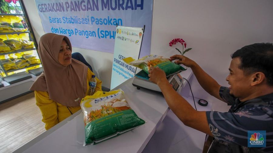 Warga membeli beras program Stabilisasi Pasokan dan Harga Pangan (SPHP) saat kegiatan Gerakan Pangan Murah di Kantor Pos Fatmawati, Jakarta, Jumat (18/7/2025). (CNBC Indonesia/Faisal Rahman) Warga membeli beras program Stabilisasi Pasokan dan Harga Pangan (SPHP) saat kegiatan Gerakan Pangan Murah di Kantor Pos Fatmawati, Jakarta, Jumat (18/7/2025). (CNBC Indonesia/Faisal Rahman)