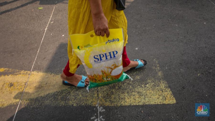 Warga membeli beras program Stabilisasi Pasokan dan Harga Pangan (SPHP) saat kegiatan Gerakan Pangan Murah di Kantor Pos Fatmawati, Jakarta, Jumat (18/7/2025). (CNBC Indonesia/Faisal Rahman)