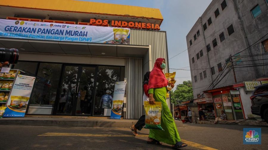 Warga membeli beras program Stabilisasi Pasokan dan Harga Pangan (SPHP) saat kegiatan Gerakan Pangan Murah di Kantor Pos Fatmawati, Jakarta, Jumat (18/7/2025). (CNBC Indonesia/Faisal Rahman) Warga membeli beras program Stabilisasi Pasokan dan Harga Pangan (SPHP) saat kegiatan Gerakan Pangan Murah di Kantor Pos Fatmawati, Jakarta, Jumat (18/7/2025). (CNBC Indonesia/Faisal Rahman)