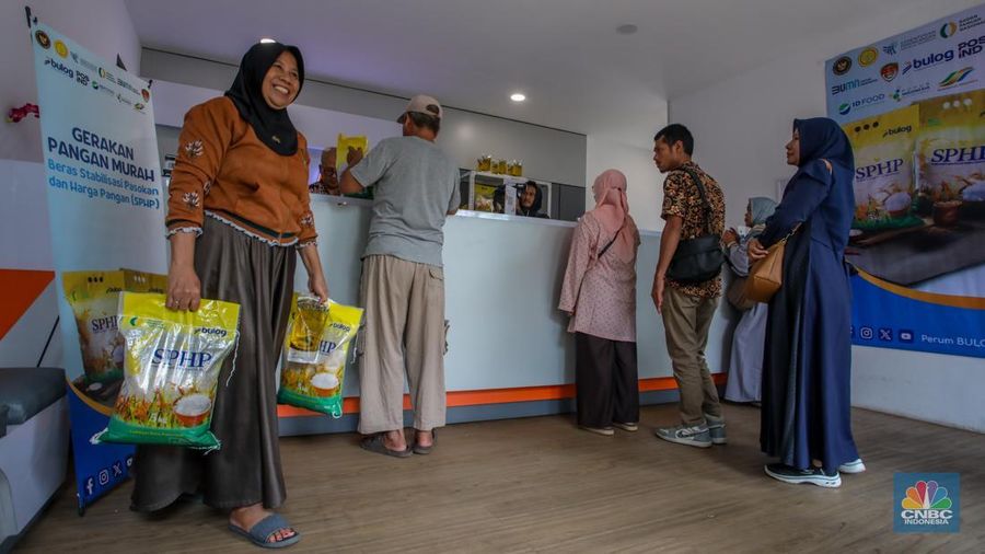 Warga membeli beras program Stabilisasi Pasokan dan Harga Pangan (SPHP) saat kegiatan Gerakan Pangan Murah di Kantor Pos Fatmawati, Jakarta, Jumat (18/7/2025). (CNBC Indonesia/Faisal Rahman)