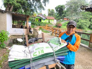 Dari Amparan Karung Bekas, Uci Rawat Tradisi dan Harapan