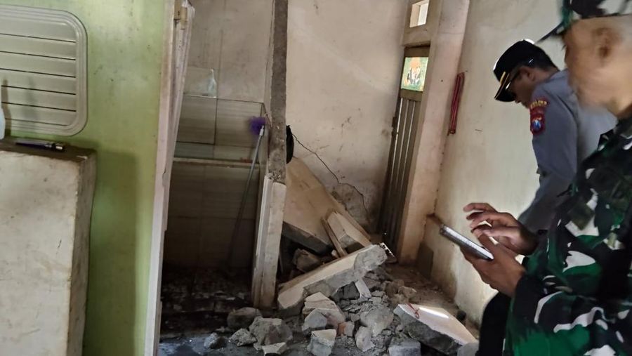 Tim gabungan melakukan pemadaman titik api pada Kebakaran Hutan dan Lahan (Karhutla) yang terjadi di dua kecamatan yang ada di Kabupaten Simalungun, Provinsi Sumatera Utara, pada Kamis (17/7) pukul 10.00 WIB. (Dok. BPBD Kabupaten Simalungun) Tim gabungan melakukan pemadaman titik api pada Kebakaran Hutan dan Lahan (Karhutla) yang terjadi di dua kecamatan yang ada di Kabupaten Simalungun, Provinsi Sumatera Utara, pada Kamis (17/7) pukul 10.00 WIB. (Dok. BPBD Kabupaten Simalungun)