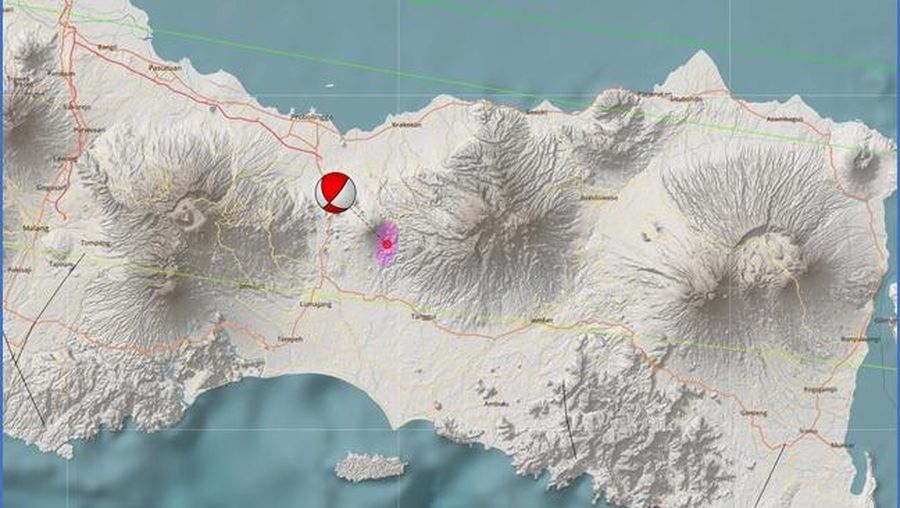 Tim gabungan melakukan pemadaman titik api pada Kebakaran Hutan dan Lahan (Karhutla) yang terjadi di dua kecamatan yang ada di Kabupaten Simalungun, Provinsi Sumatera Utara, pada Kamis (17/7) pukul 10.00 WIB. (Dok. BPBD Kabupaten Simalungun)