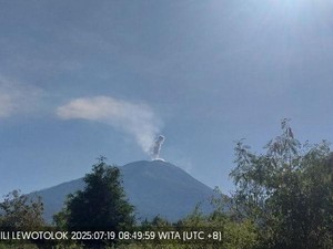 Bandara Lembata Terganggu Abu Vulkanik Erupsi Gunung Ile Lewotolok