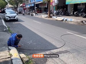 Viral Kabel Provider Menjuntai Ganggu Pengguna Jalan di Jombang