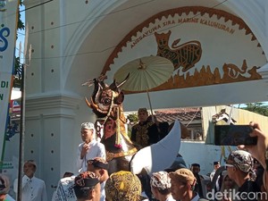 Kereta Paksi Naga Liman Turut Meriahkan Kirab Budaya di Cirebon