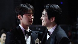 Lee Jun Hyuk & Lee Jun Young Berbalas Pesan Usai Insiden Salah Ambil Piala