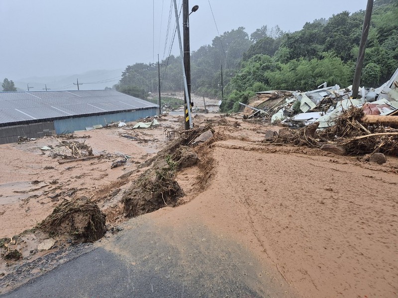 Pemandangan area yang terdampak longsor akibat hujan deras di Sancheong, Korea Selatan, Sabtu (19/7/2025). (Yonhap via REUTERS)