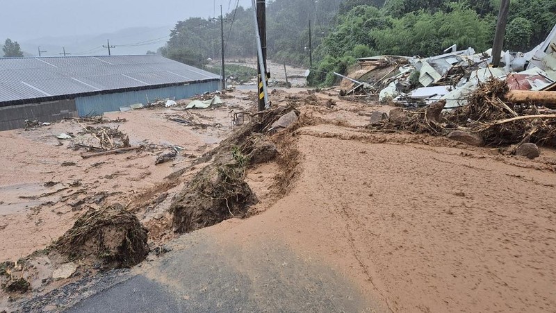 Pemandangan area yang terdampak longsor akibat hujan deras di Sancheong, Korea Selatan, Sabtu (19/7/2025). (Yonhap via REUTERS)