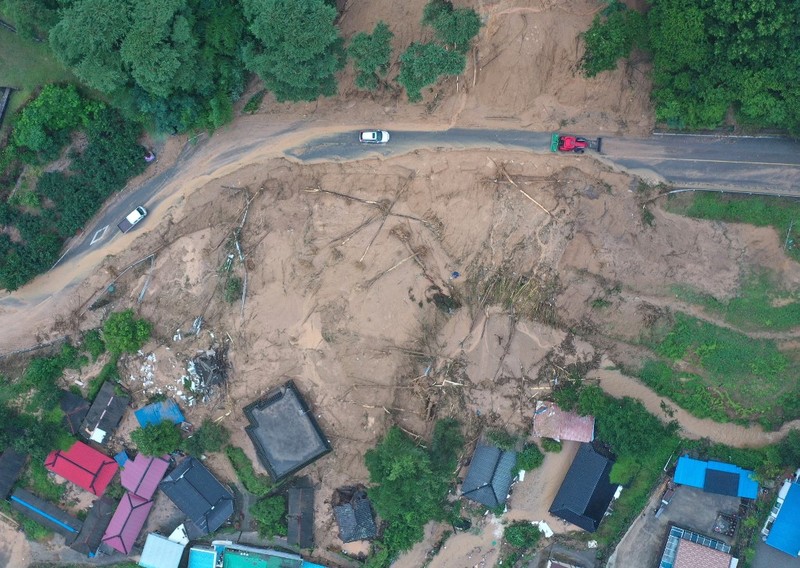 Pemandangan area yang terdampak longsor akibat hujan deras di Sancheong, Korea Selatan, Sabtu (19/7/2025). (Yonhap via REUTERS) Pemandangan area yang terdampak longsor akibat hujan deras di Sancheong, Korea Selatan, Sabtu (19/7/2025). (Yonhap via REUTERS)