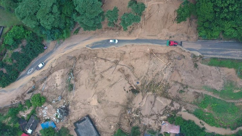 Pemandangan area yang terdampak longsor akibat hujan deras di Sancheong, Korea Selatan, Sabtu (19/7/2025). (Yonhap via REUTERS)