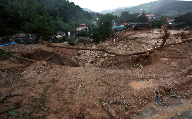 Pemandangan area yang terdampak longsor akibat hujan deras di Sancheong, Korea Selatan, Sabtu (19/7/2025). (Yonhap via REUTERS)