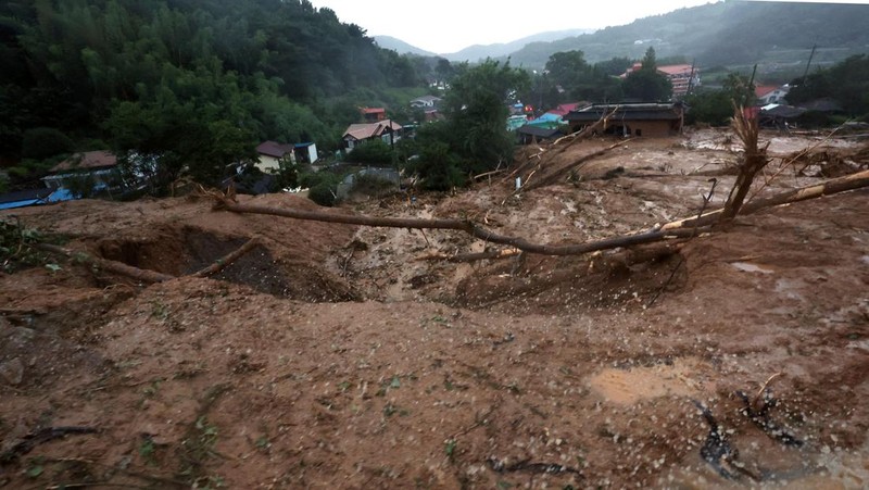 Pemandangan area yang terdampak longsor akibat hujan deras di Sancheong, Korea Selatan, Sabtu (19/7/2025). (Yonhap via REUTERS)