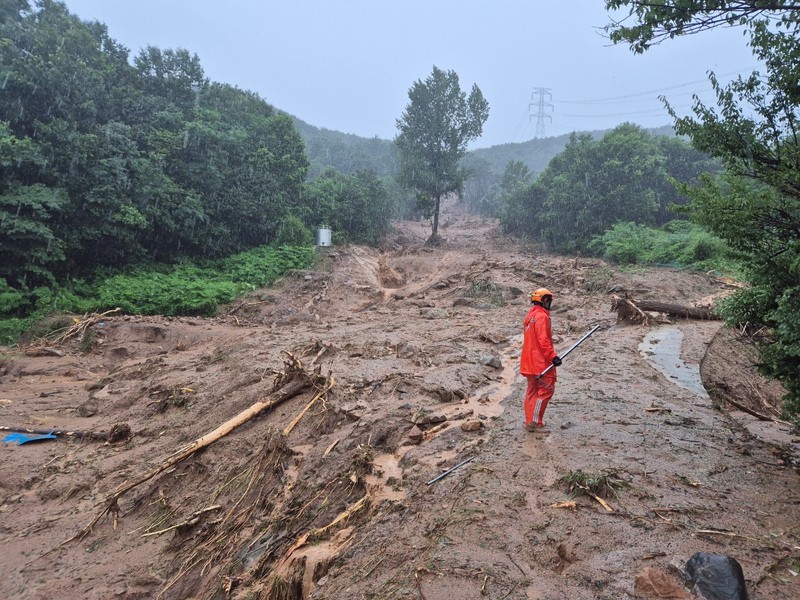 Pemandangan area yang terdampak longsor akibat hujan deras di Sancheong, Korea Selatan, Sabtu (19/7/2025). (Yonhap via REUTERS) Pemandangan area yang terdampak longsor akibat hujan deras di Sancheong, Korea Selatan, Sabtu (19/7/2025). (Yonhap via REUTERS)