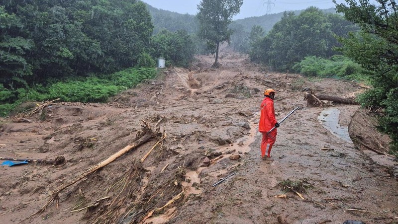 Pemandangan area yang terdampak longsor akibat hujan deras di Sancheong, Korea Selatan, Sabtu (19/7/2025). (Yonhap via REUTERS)