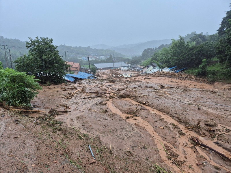 Pemandangan area yang terdampak longsor akibat hujan deras di Sancheong, Korea Selatan, Sabtu (19/7/2025). (Yonhap via REUTERS)
