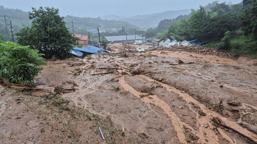Pemandangan area yang terdampak longsor akibat hujan deras di Sancheong, Korea Selatan, Sabtu (19/7/2025). (Yonhap via REUTERS)