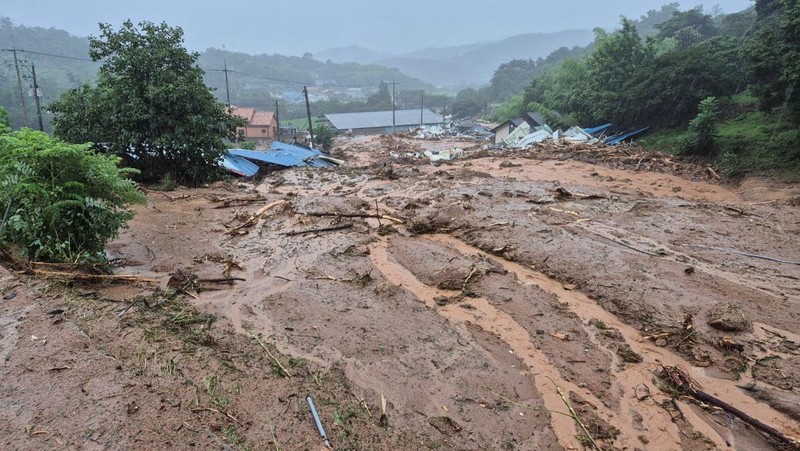 Pemandangan area yang terdampak longsor akibat hujan deras di Sancheong, Korea Selatan, Sabtu (19/7/2025). (Yonhap via REUTERS)