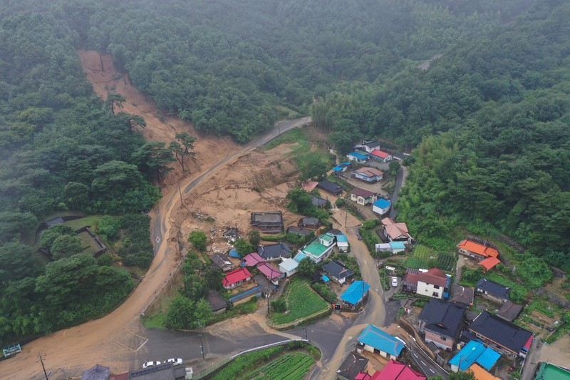 Pemandangan area yang terdampak longsor akibat hujan deras di Sancheong, Korea Selatan, Sabtu (19/7/2025). (Yonhap via REUTERS)