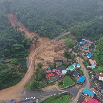 Cuaca Ekstrem Bikin Banjir dan Tanah Longsor, Tiga Orang Meninggal