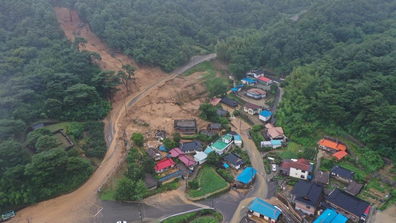 Pemandangan area yang terdampak longsor akibat hujan deras di Sancheong, Korea Selatan, Sabtu (19/7/2025). (Yonhap via REUTERS)