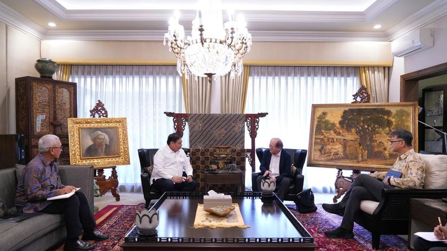 Menteri Koordinator Bidang Perekonomian Airlangga Hartarto menerima kunjungan Chairman of Singtel dan Temasek Board Members Lee Theng Kiat pada Jumat (18/07).