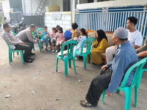 Sat Lantas Polresta Banyumas Santuni Keluarga Korban Kecelakaan di Ciberem