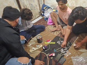 Selfie Bareng 20 Poket Sabu, Dua Tukang Las di Lombok Barat Diciduk Polisi