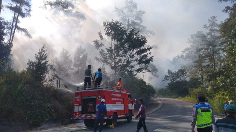 Tim gabungan melakukan pemadaman titik api pada Kebakaran Hutan dan Lahan (Karhutla) yang terjadi di dua kecamatan yang ada di Kabupaten Simalungun, Provinsi Sumatera Utara, pada Kamis (17/7) pukul 10.00 WIB. (Dok. BPBD Kabupaten Simalungun)