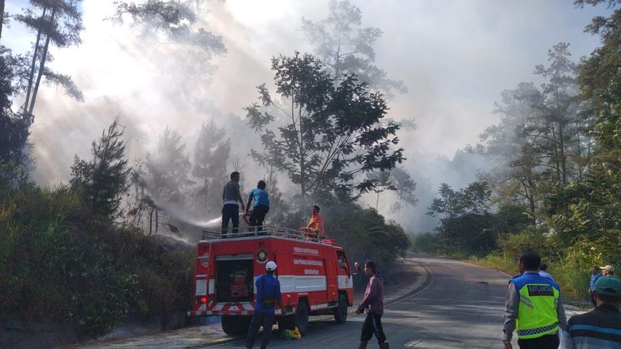 Tim gabungan melakukan pemadaman titik api pada Kebakaran Hutan dan Lahan (Karhutla) yang terjadi di dua kecamatan yang ada di Kabupaten Simalungun, Provinsi Sumatera Utara, pada Kamis (17/7) pukul 10.00 WIB. (Dok. BPBD Kabupaten Simalungun) Tim gabungan melakukan pemadaman titik api pada Kebakaran Hutan dan Lahan (Karhutla) yang terjadi di dua kecamatan yang ada di Kabupaten Simalungun, Provinsi Sumatera Utara, pada Kamis (17/7) pukul 10.00 WIB. (Dok. BPBD Kabupaten Simalungun)