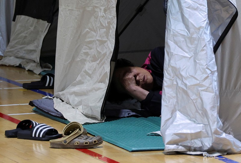 Warga yang dievakuasi dari desa-desa yang rusak akibat hujan deras, beristirahat di tempat penampungan sementara, di Yesan, Korea Selatan. (REUTERS/Kim Hong-Ji)