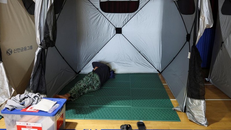 Warga yang dievakuasi dari desa-desa yang rusak akibat hujan deras, beristirahat di tempat penampungan sementara, di Yesan, Korea Selatan. (REUTERS/Kim Hong-Ji)