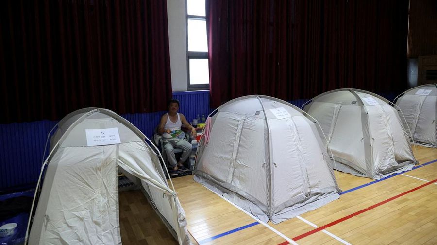 Warga yang dievakuasi dari desa-desa yang rusak akibat hujan deras, beristirahat di tempat penampungan sementara, di Yesan, Korea Selatan. (REUTERS/Kim Hong-Ji)