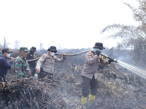 Polisi-TNI-Manggala Agni Gotong Royong Padamkan Api di Lahan 4 Ha Bengkalis