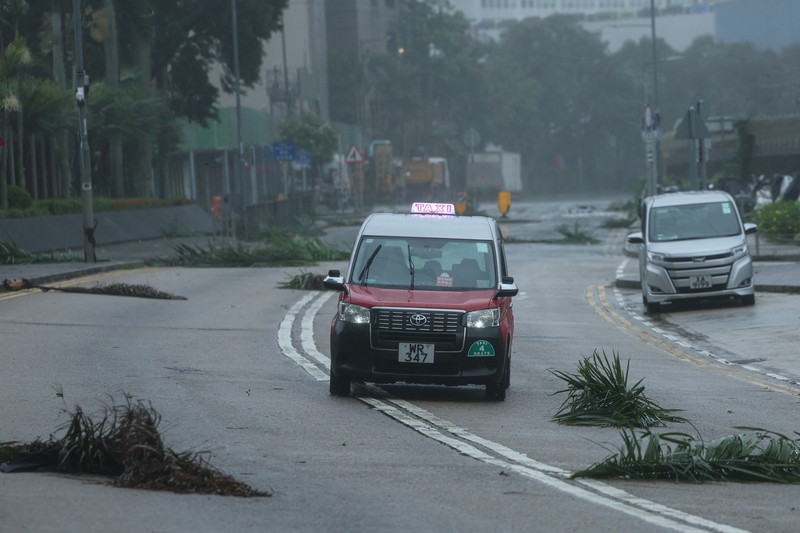 Hong Kong mengeluarkan peringatan siklon tropis tertinggi ketika Topan Wipha hari ini. Minggu (20/7/2025). Wipha terletak sekitar 60 kilometer di tenggara Hong Kong pada pukul 10.00 pagi waktu setempat. Gelombang besar terpantau di lepas pantai timur Hong Kong. (REUTERS/Tyrone Siu)