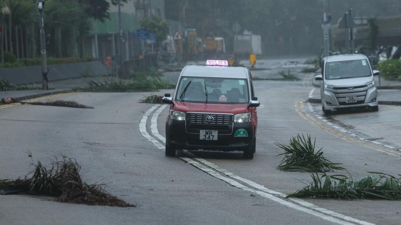 Hong Kong mengeluarkan peringatan siklon tropis tertinggi ketika Topan Wipha hari ini. Minggu (20/7/2025). Wipha terletak sekitar 60 kilometer di tenggara Hong Kong pada pukul 10.00 pagi waktu setempat. Gelombang besar terpantau di lepas pantai timur Hong Kong. (REUTERS/Tyrone Siu)