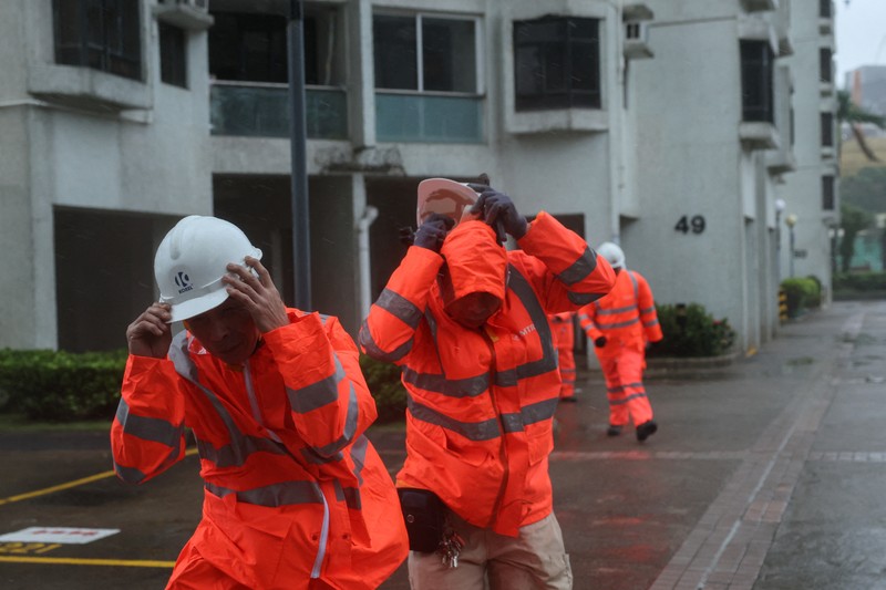 Hong Kong mengeluarkan peringatan siklon tropis tertinggi ketika Topan Wipha hari ini. Minggu (20/7/2025). Wipha terletak sekitar 60 kilometer di tenggara Hong Kong pada pukul 10.00 pagi waktu setempat. Gelombang besar terpantau di lepas pantai timur Hong Kong. (REUTERS/Tyrone Siu)