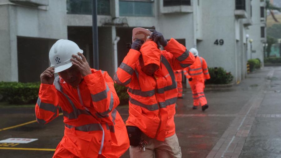 Hong Kong mengeluarkan peringatan siklon tropis tertinggi ketika Topan Wipha hari ini. Minggu (20/7/2025). Wipha terletak sekitar 60 kilometer di tenggara Hong Kong pada pukul 10.00 pagi waktu setempat. Gelombang besar terpantau di lepas pantai timur Hong Kong. (REUTERS/Tyrone Siu)