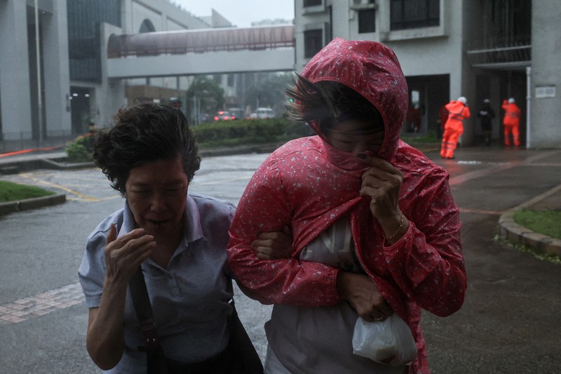 Hong Kong mengeluarkan peringatan siklon tropis tertinggi ketika Topan Wipha hari ini. Minggu (20/7/2025). Wipha terletak sekitar 60 kilometer di tenggara Hong Kong pada pukul 10.00 pagi waktu setempat. Gelombang besar terpantau di lepas pantai timur Hong Kong. (REUTERS/Tyrone Siu)