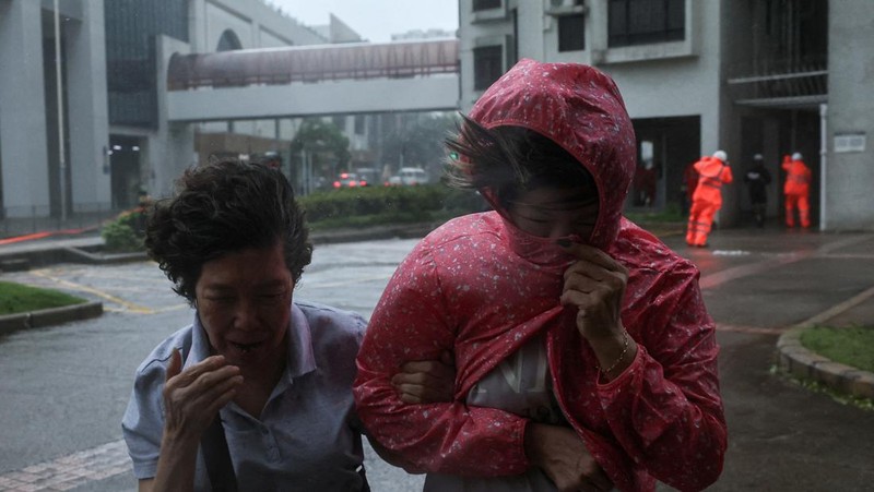 Hong Kong mengeluarkan peringatan siklon tropis tertinggi ketika Topan Wipha hari ini. Minggu (20/7/2025). Wipha terletak sekitar 60 kilometer di tenggara Hong Kong pada pukul 10.00 pagi waktu setempat. Gelombang besar terpantau di lepas pantai timur Hong Kong. (REUTERS/Tyrone Siu)
