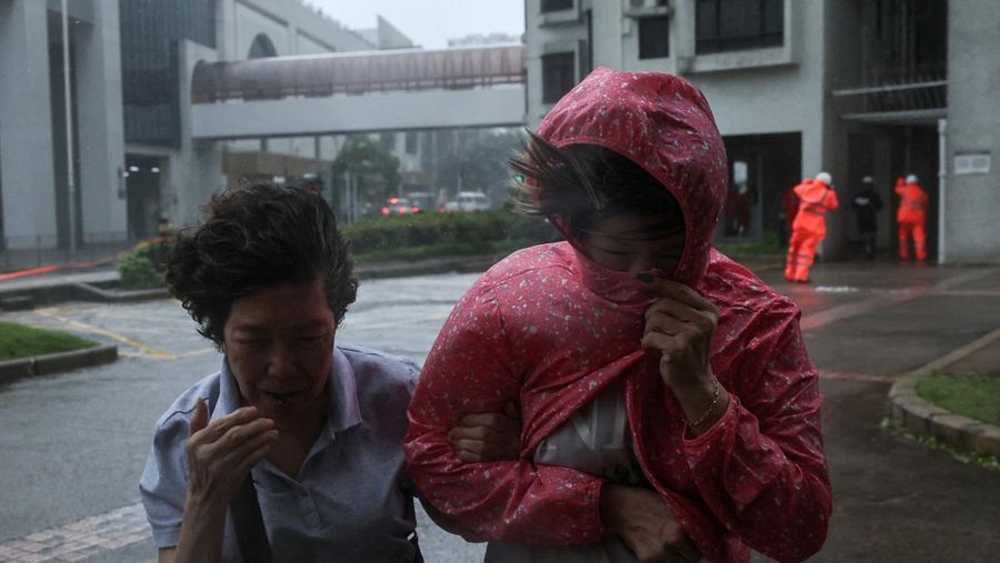 Hong Kong mengeluarkan peringatan siklon tropis tertinggi ketika Topan Wipha hari ini. Minggu (20/7/2025). Wipha terletak sekitar 60 kilometer di tenggara Hong Kong pada pukul 10.00 pagi waktu setempat. Gelombang besar terpantau di lepas pantai timur Hong Kong. (REUTERS/Tyrone Siu) Hong Kong mengeluarkan peringatan siklon tropis tertinggi ketika Topan Wipha hari ini. Minggu (20/7/2025). Wipha terletak sekitar 60 kilometer di tenggara Hong Kong pada pukul 10.00 pagi waktu setempat. Gelombang besar terpantau di lepas pantai timur Hong Kong. (REUTERS/Tyrone Siu)