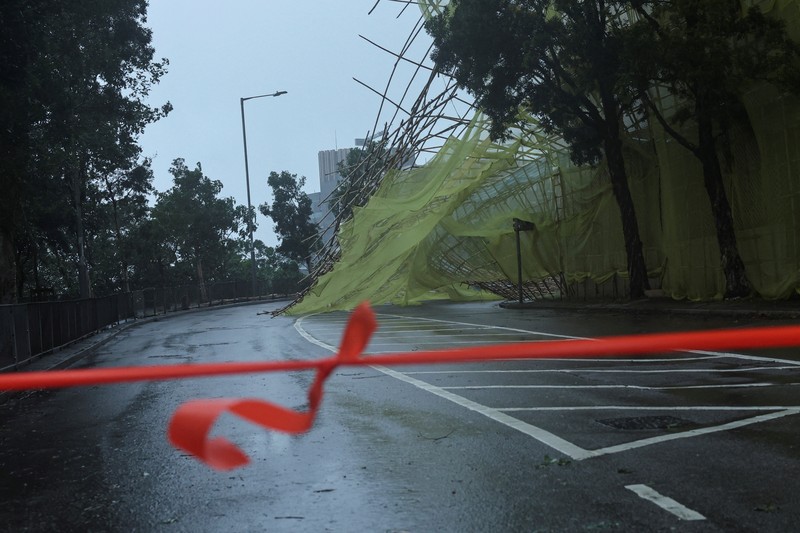 Hong Kong mengeluarkan peringatan siklon tropis tertinggi ketika Topan Wipha hari ini. Minggu (20/7/2025). Wipha terletak sekitar 60 kilometer di tenggara Hong Kong pada pukul 10.00 pagi waktu setempat. Gelombang besar terpantau di lepas pantai timur Hong Kong. (REUTERS/Tyrone Siu)